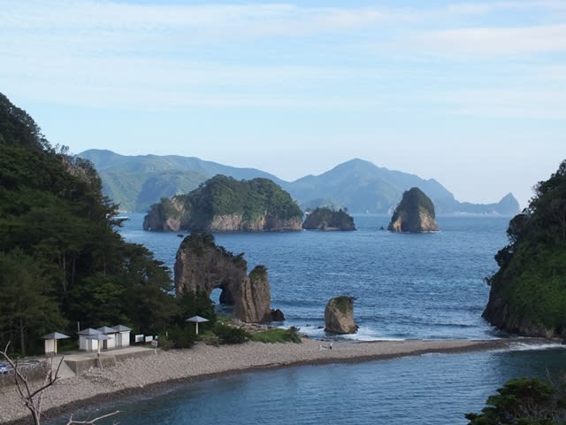 浮島海岸 （静岡県西伊豆町） 奇岩の磯と小石のビーチ - おでかけたいむす