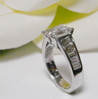 ダイヤモンド2，05ctエメラルドカットの指輪のご紹介です。 元町宝石店長のブログ - 僅かな三日月の光でも輝く価値ある美しい希少宝石のご紹介