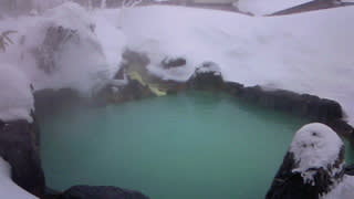 雪景色を楽しみながら露天風呂！！ - ご両親や友人の健康を、日本で唯 <b>...</b>