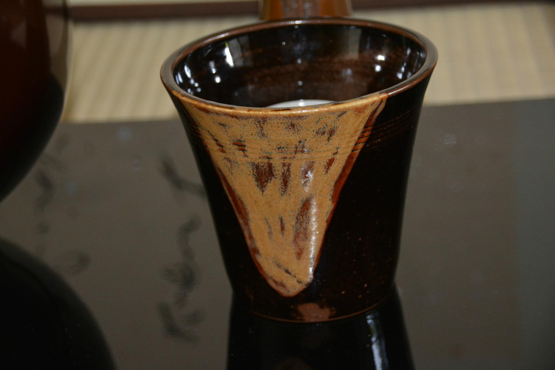 茶事に棒の先建水（膳所焼）、蓋置は独のブドウ唐草紋容器で思案中 