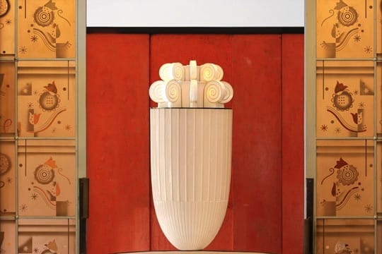 『東西名品 昭和モダン建築案内』は、北夙川不可止・文、黒沢永紀・写真で贈る、昭和初期(1920年代)の建築を、テーマ別に東京圏と京阪神で徹底比較