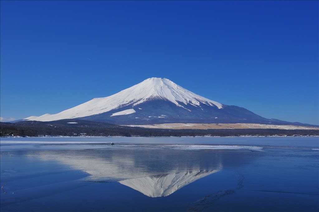 山中湖の氷と逆さ富士 気まぐれフォトダイアリー
