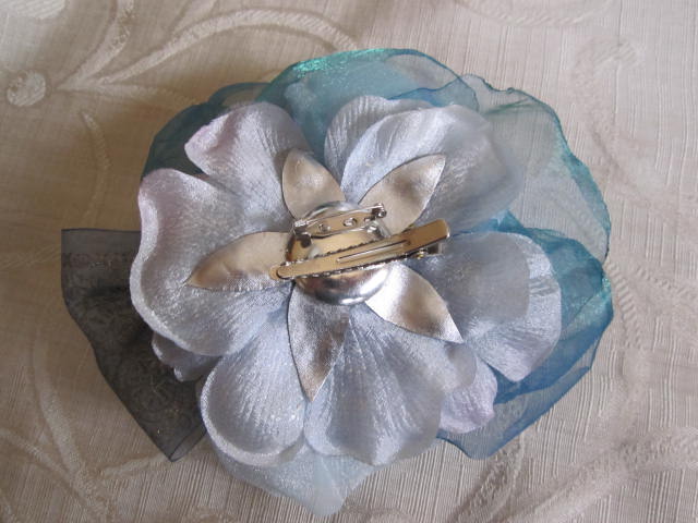 お気に入りができました 今日はコサージュ気分 アートフラワーのコサージュ ブライダルブーケを制作 いつまでも花作り人でいたいhanaobu