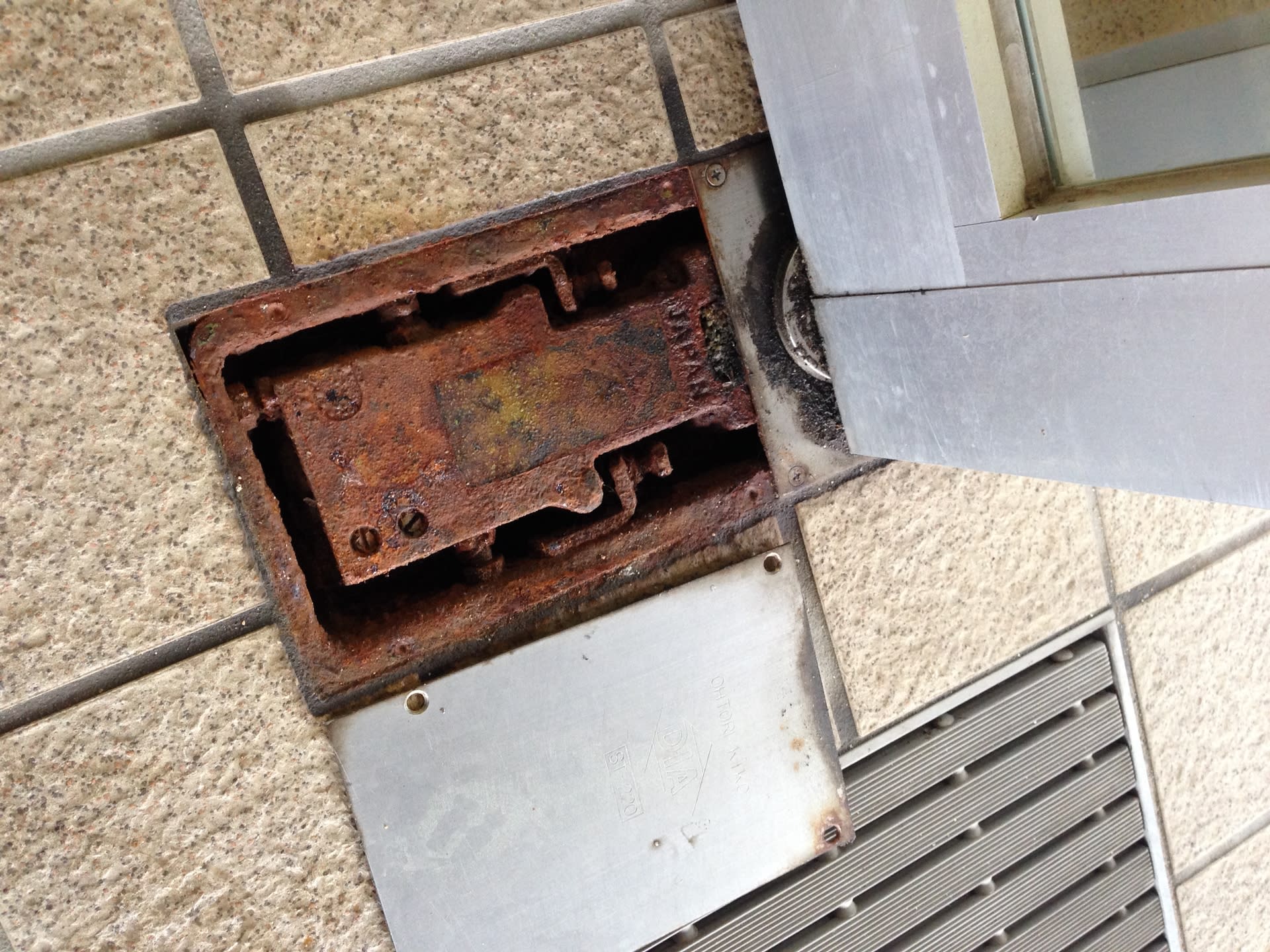 フロアヒンジ取替え ドアの修理 サッシ・エクステリアリフォーム専門！ 新田建商の仕事ブログ