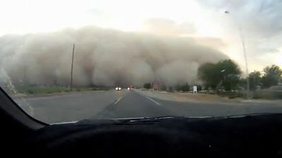 砂嵐の中をドライブ  