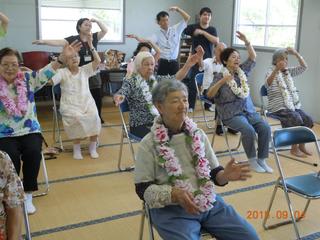 フラダンス教室では、高齢者の皆さんも無理のないように続けています