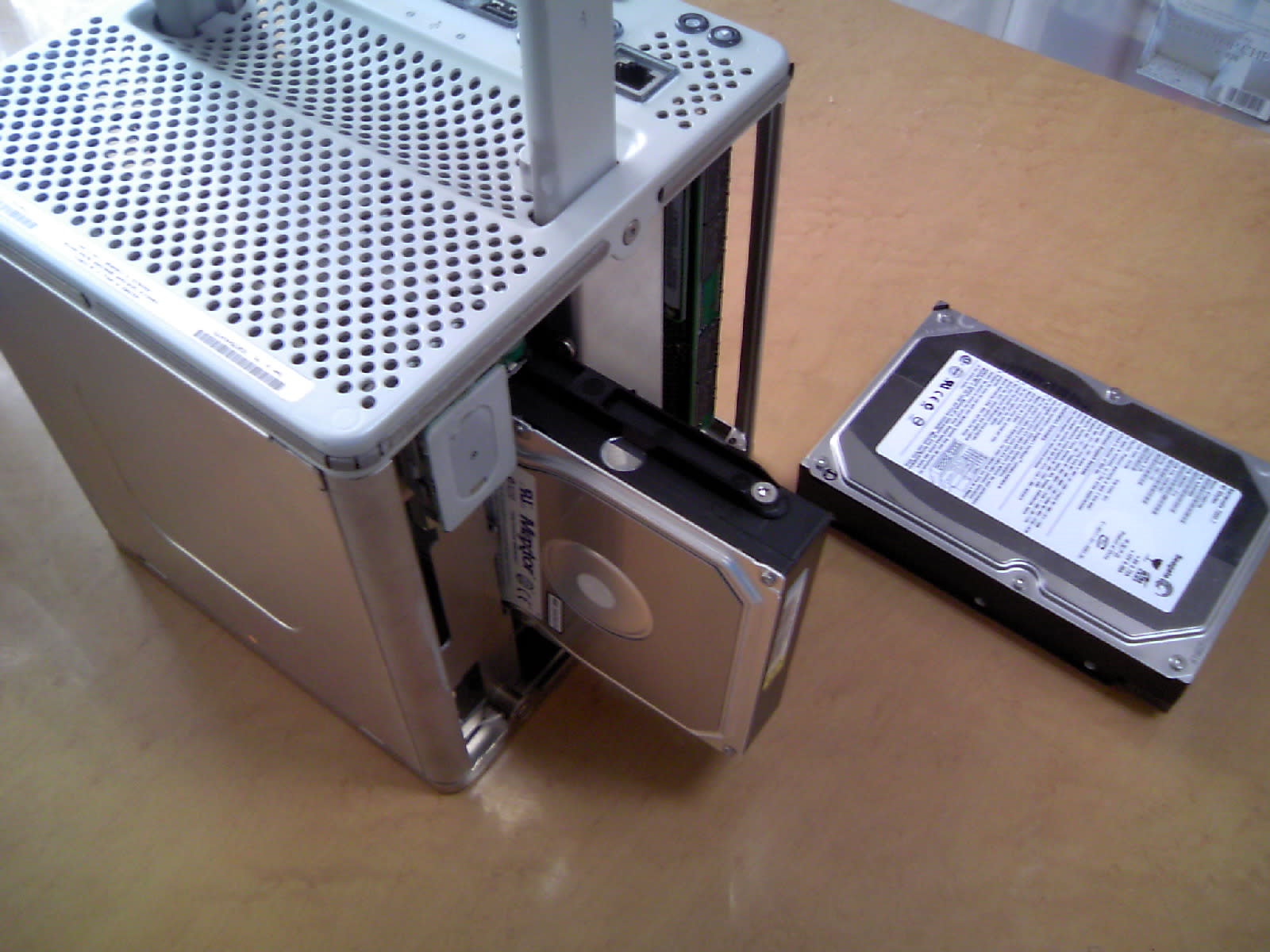 早すぎた名機 Apple Power Mac G4 Cube のHDD交換 - Fix Fix Fix!