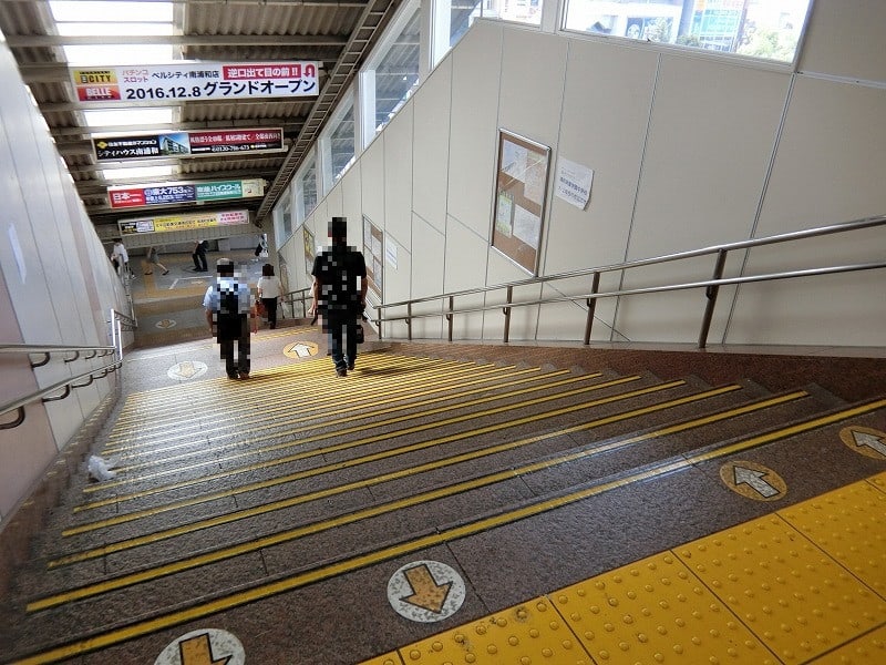 南浦和駅の近くを歩く 前 咲いた万歩