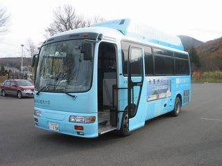 「水素燃料エンジンバス」がやってきた！ - <b>洞爺湖温泉</b>観光協会