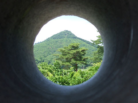 石柱の穴から見た有馬富士