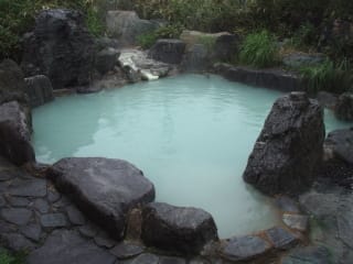 自慢の野趣あふれる露天風呂 - ご両親や友人の健康を、日本で唯一の <b>...</b>