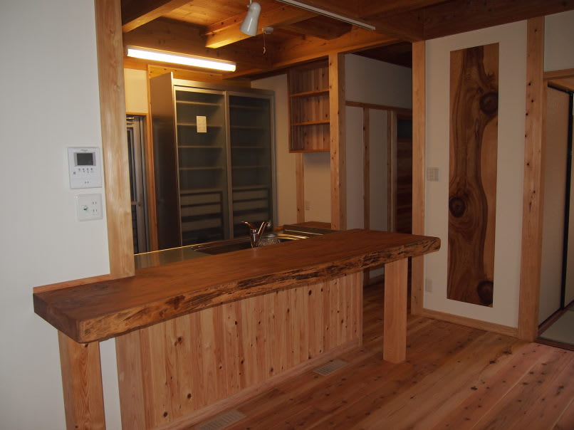 1枚板で作るキッチンカウンター・・・福知山古民家再生 - 舞鶴市 木を愛する 塩見工務店は思わず深呼吸したくなる『自然素材と木の家』で快適で