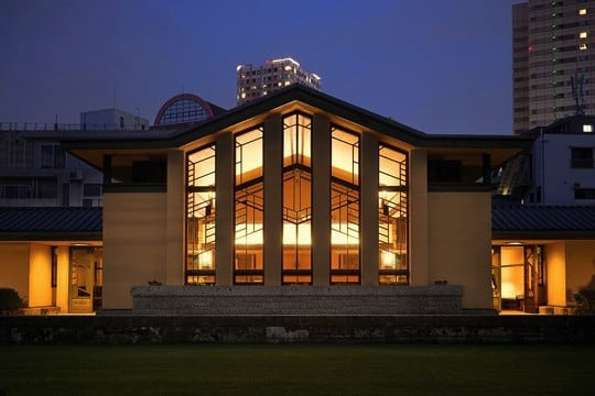『東西名品 昭和モダン建築案内』は、北夙川不可止・文、黒沢永紀・写真で贈る、昭和初期(1920年代)の建築を、テーマ別に東京圏と京阪神で徹底比較