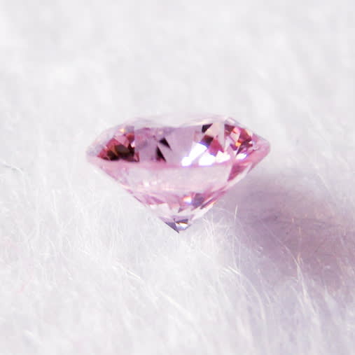 ピンクダイヤ0．153ct ファンシー ピンク はヤッパリキレイ！！ - 僅かな三日月の光でも輝く価値ある美しい希少宝石のご紹介と愉しいデザインジュエリーの安心価格でのご提案
