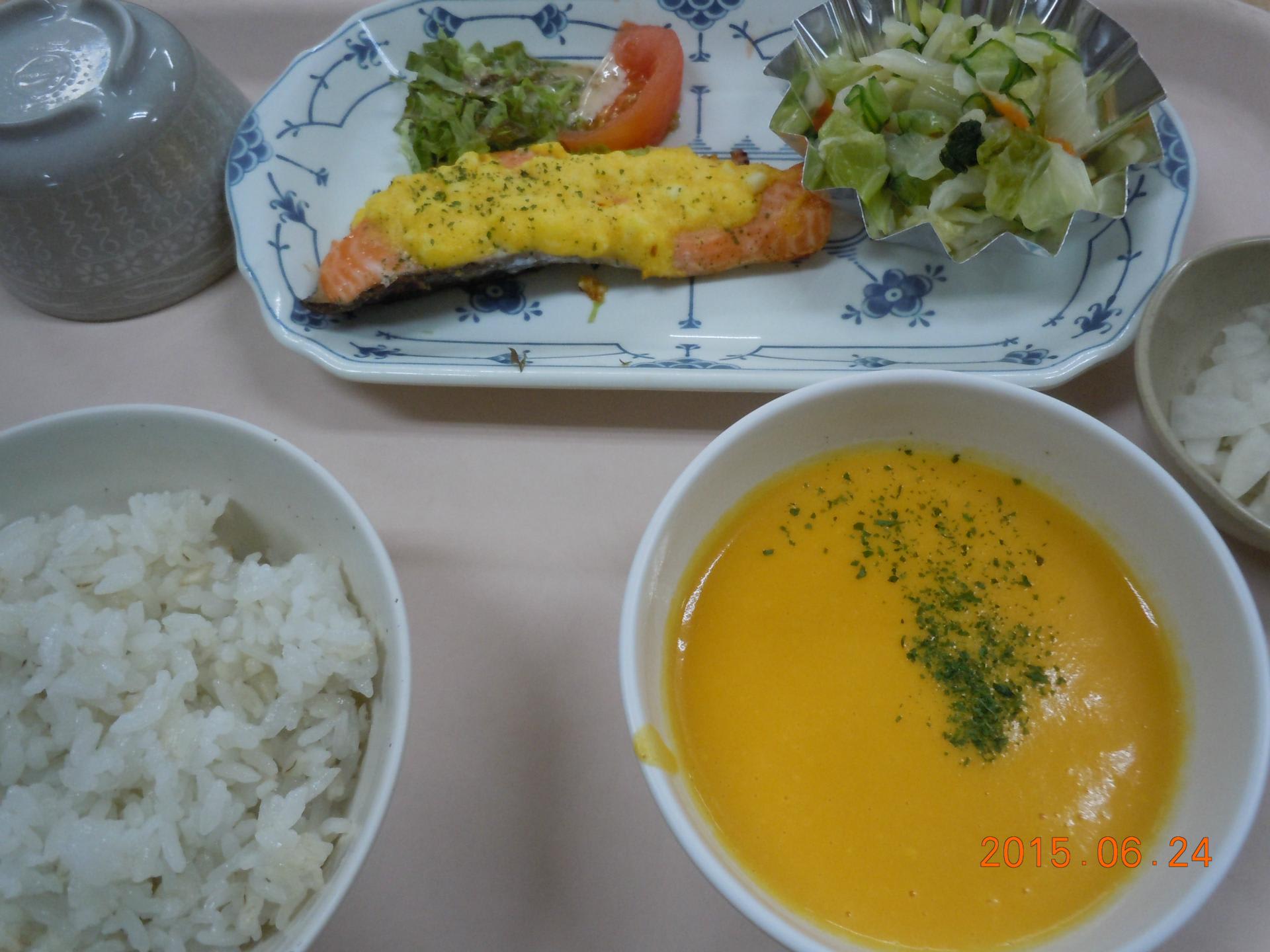 6月24日　鮭の菜種焼き　キャロットスープ　野菜の甘酢和え　床漬け
