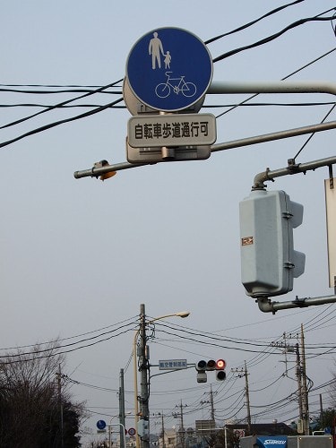 知らない自転車通行者は、車道 ...