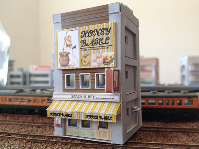 これ1個作るのに1日仕事であることを考えると、Nゲージの買ってくるだけ建物がいかに楽かわかります。。。 ペーパーストラクチャーからはあと5件ありますが、本当に