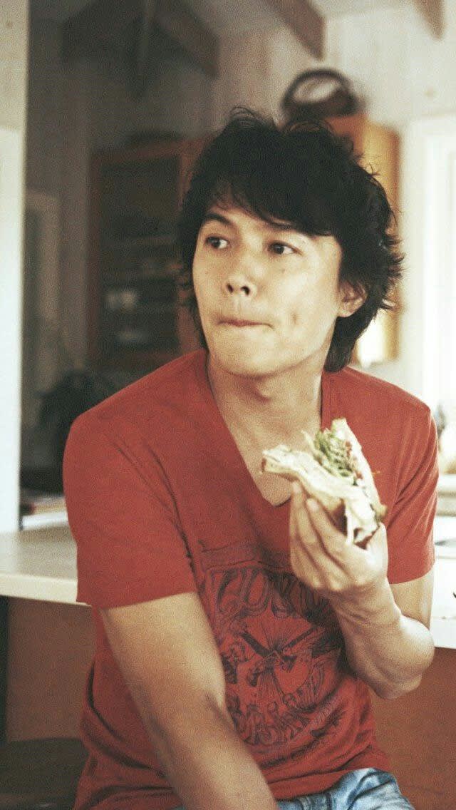 サンドイッチを食べる福山雅治