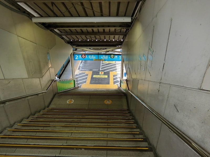 南浦和駅の近くを歩く 前 咲いた万歩
