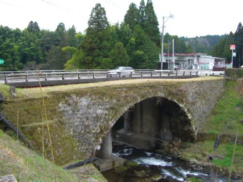 01　通潤橋を後にしまして、同じ山都町（旧矢部町）の⑫聖（ひじり）橋にやって来ました。こちらは上流側です。直ぐ隣が現橋です。通行禁止でしたが、渡ってきました。