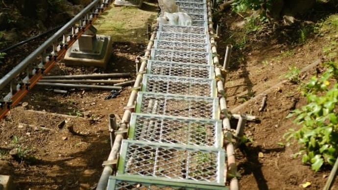 20230419 りんりんモノレール設置工事進捗状況14 非常階段取付