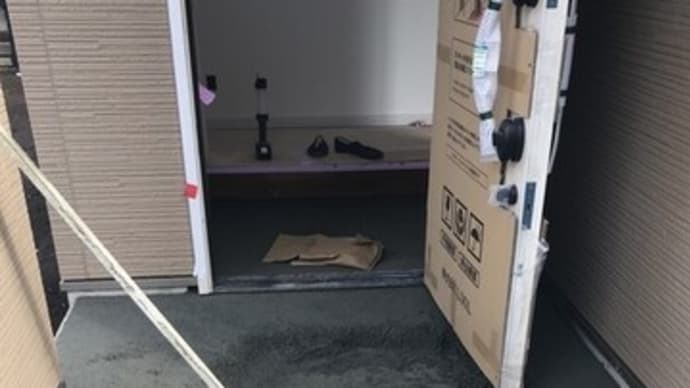 玄関タイルの施工中なんですが・・・