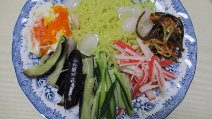 質素に少量-今日も元気------冷やし中華、ピザ、トンカツ、塩ラッキョウ、鮎、イサキ、生カツオ、クサヤの干物、豚肉、株主優待品