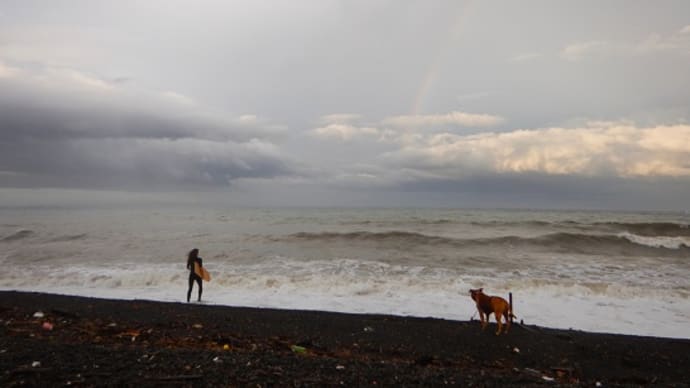 朝の虹🌈朝の波🌊