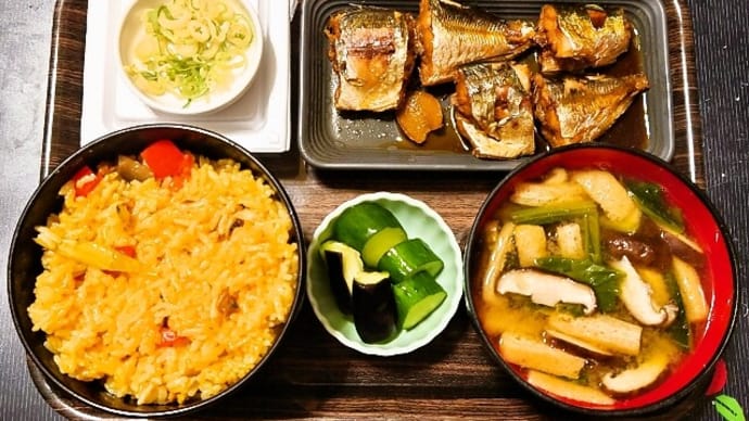 家で朝ごはん(スペイン風炊き込みご飯にアジとサバの煮付け、納豆、小松菜と椎茸と油揚げのみそ汁、きゅうりとなす漬)(2024年8月6日)