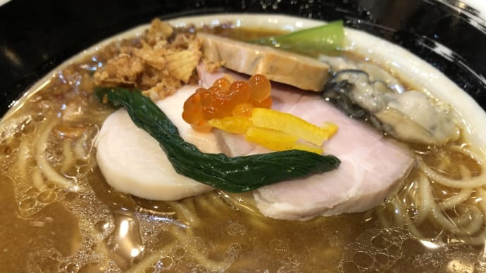 柔らかいチャーシューや牡蠣、対照的な揚げ玉葱、八幡山「麺処しろくろ」