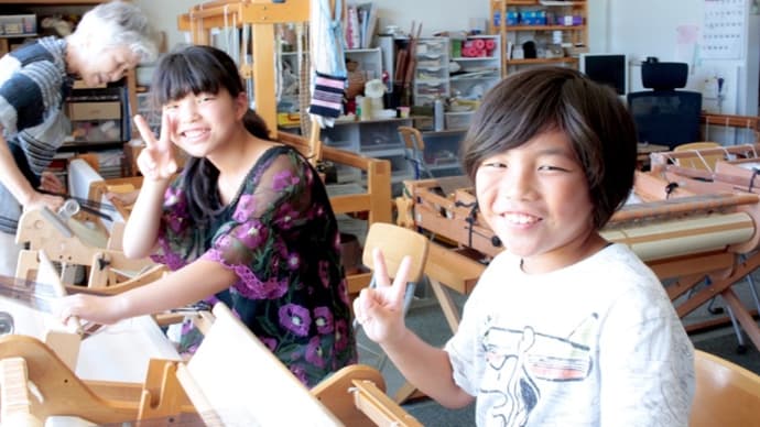 ３人の姉弟で手織り体験です　　竹島クラフトセンター