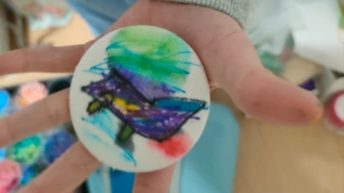 造形アート教室こどもパレットビビッドクラス🎵
にじみを生かしたマジックアートの缶バッジ✌️😊