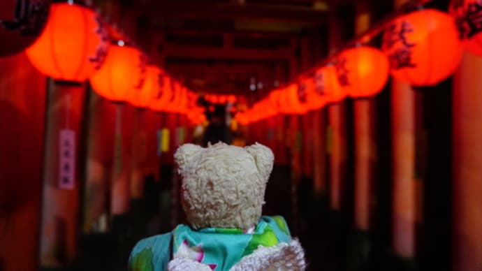 夏の京都の祭り。「伏見稲荷大社」の宵宮祭。提灯を持って登る稲荷山の万灯会