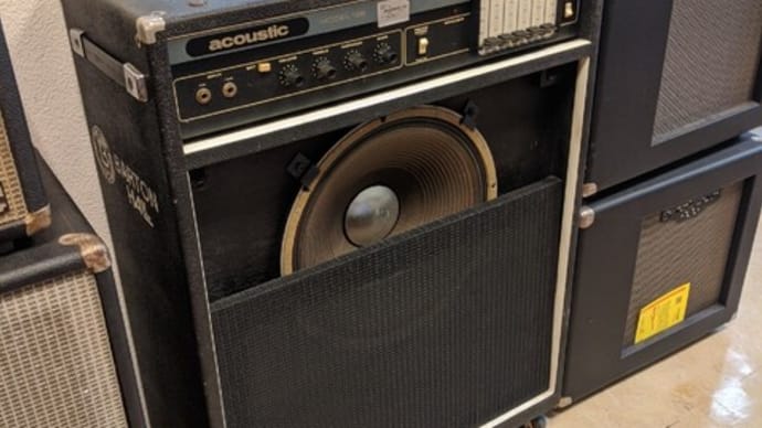 隣には、アコースティックのアンプ。