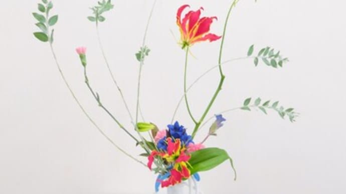 赤いグロリオーサとパールアカシアの線・・おしゃれな自由花