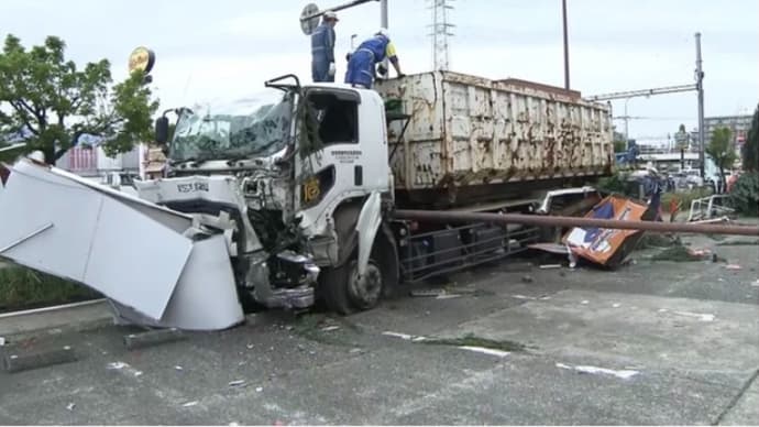 神奈川でヴォケが大型トラックで信号機や車数台を破壊して歩道を暴走