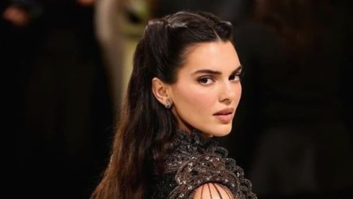 ケンドル・ジェンナーの黒のイブニング・ガウン