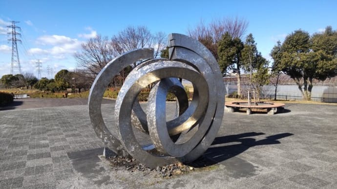 南部地区にあるモニュメント「うごめくような」