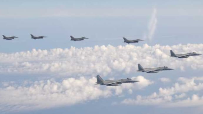 5月25日空自米空軍日本海上空で共同訓練というが。。ヤルなら、ロシア国境近くで今やらなくて、いつやるのか!