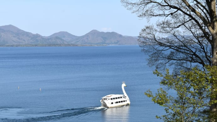 白鳥の湖と磐梯山。