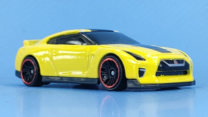 ’17 NISSAN GT-R (R35)（イエロー） 