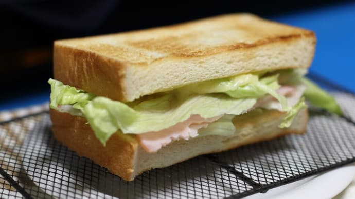 「ある日の朝飯 パン食5食分。」