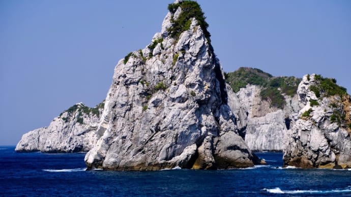 青い海と白い岩-和歌山県由良町:白崎海岸