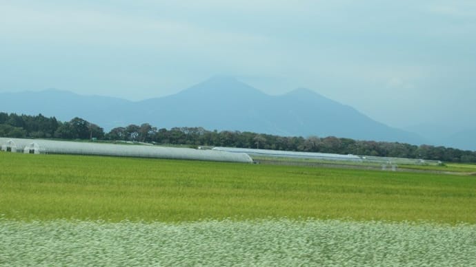 磐梯山を眺めながら車を走らせます