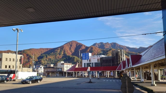 もみじ狩り 新潟県南魚沼郡湯沢町 苗場ドラゴンドラ・田代ロープウェイ(1)越後湯沢駅前からの紅葉