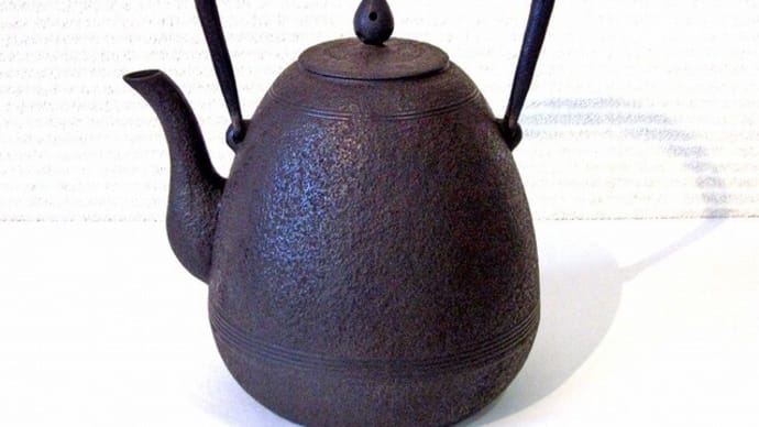 【お知らせ】高橋大益「鉄瓶・雫」10/8入荷いたします。