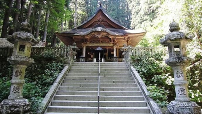信州・・・駒ケ岳山懐・・・古刹・光前寺の・・・三重塔