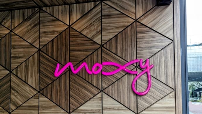 マルイの裏のmoxyのカフェでハンバーガー