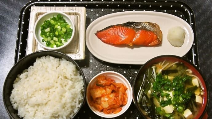 家で朝ご飯(新米・千葉県産五百川に焼鮭(紅鮭)、納豆、野菜と豆腐とわかめのみそ汁、キムチ)(2021年9月16日)