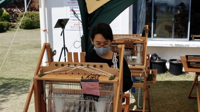 ひとりの少女が手織体験にやって来た